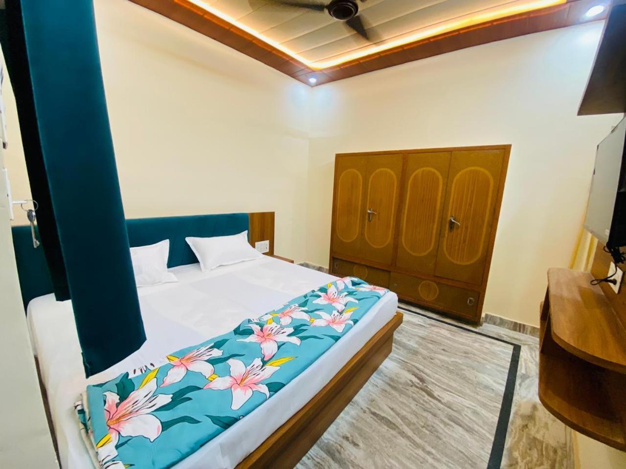The Raman Palace- A Budget Hotel Mathura Eksteriør billede