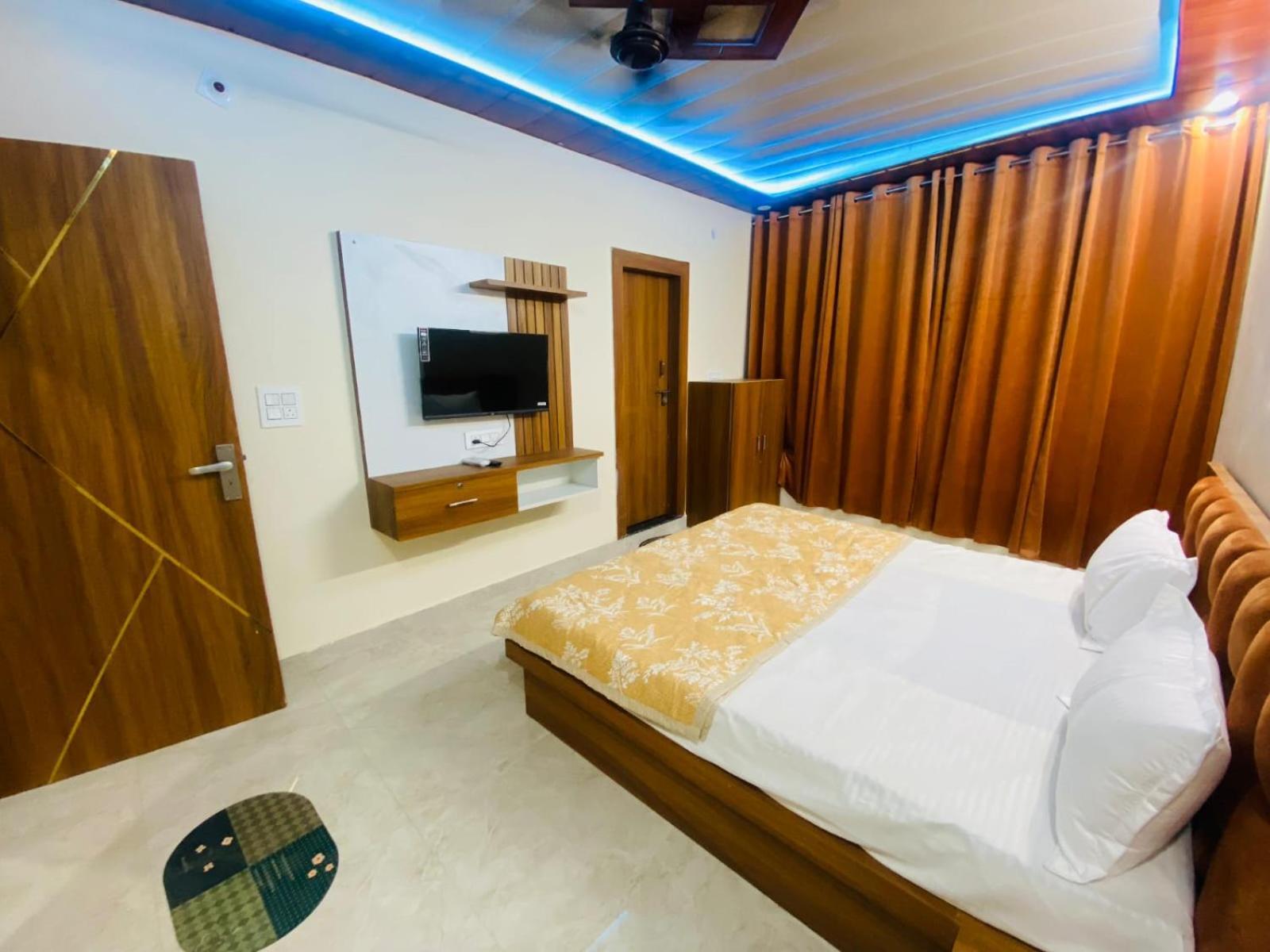 The Raman Palace- A Budget Hotel Mathura Eksteriør billede