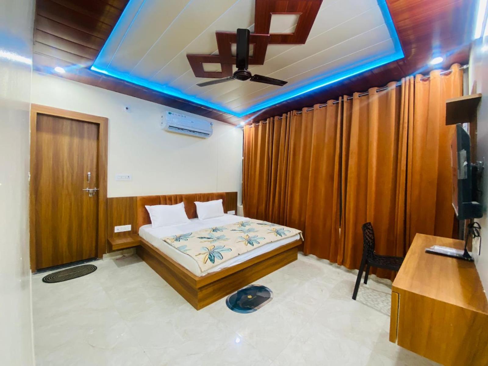 The Raman Palace- A Budget Hotel Mathura Eksteriør billede